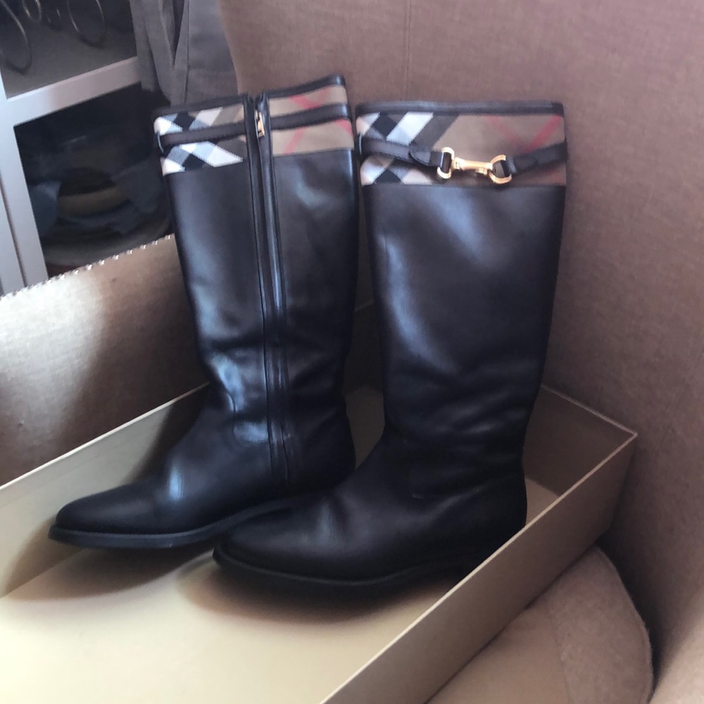 Burberry  icon clip housecheck  Douglal flat riding boot